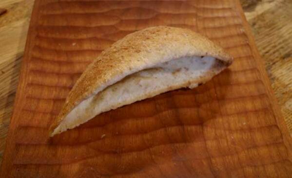 「型からあふれて垂れてしまった」　完成したパンがこちら