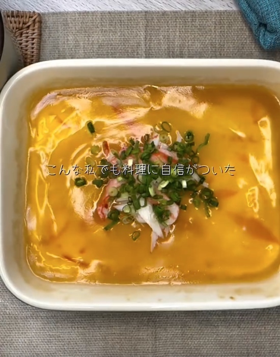 耐熱容器に卵とカニカマを？　簡単すぎるカニ玉に「これは便利」「早速試す」