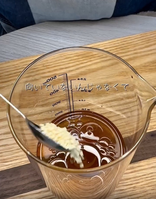 耐熱容器に卵とカニカマを？　簡単すぎるカニ玉に「これは便利」「早速試す」