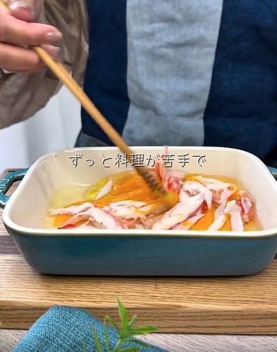 耐熱容器に卵とカニカマを？　簡単すぎるカニ玉に「これは便利」「早速試す」