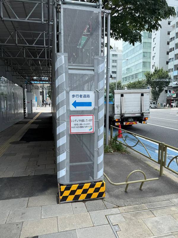 通路に貼ってあった、落とし物の『貼り紙』　内容に「これは神」「素敵ですね」