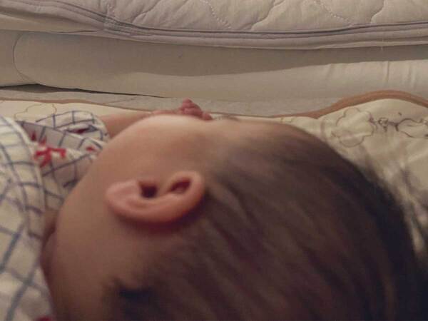 母「尊い…」　５か月の赤ちゃんと寝ていたのは？