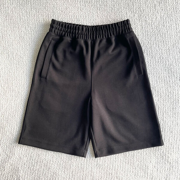 SNSでバズるのも納得！　ユニクロシーの『スウェットパンツ』がシルエットもはき心地も最高すぎる