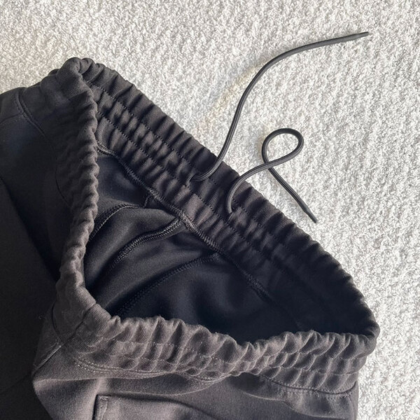 SNSでバズるのも納得！　ユニクロシーの『スウェットパンツ』がシルエットもはき心地も最高すぎる