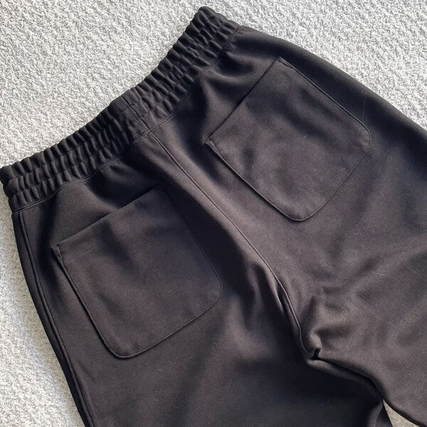 SNSでバズるのも納得！　ユニクロシーの『スウェットパンツ』がシルエットもはき心地も最高すぎる