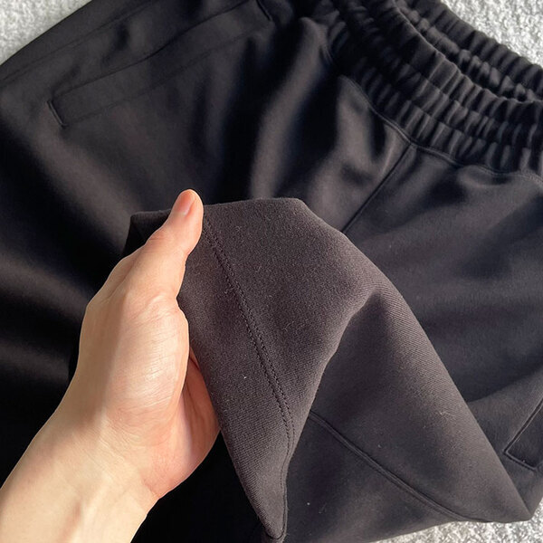 SNSでバズるのも納得！　ユニクロシーの『スウェットパンツ』がシルエットもはき心地も最高すぎる