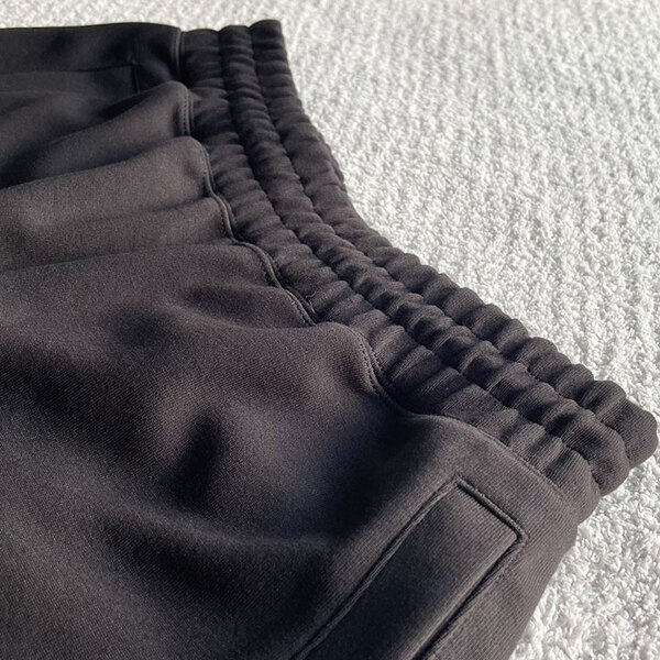 SNSでバズるのも納得！　ユニクロシーの『スウェットパンツ』がシルエットもはき心地も最高すぎる