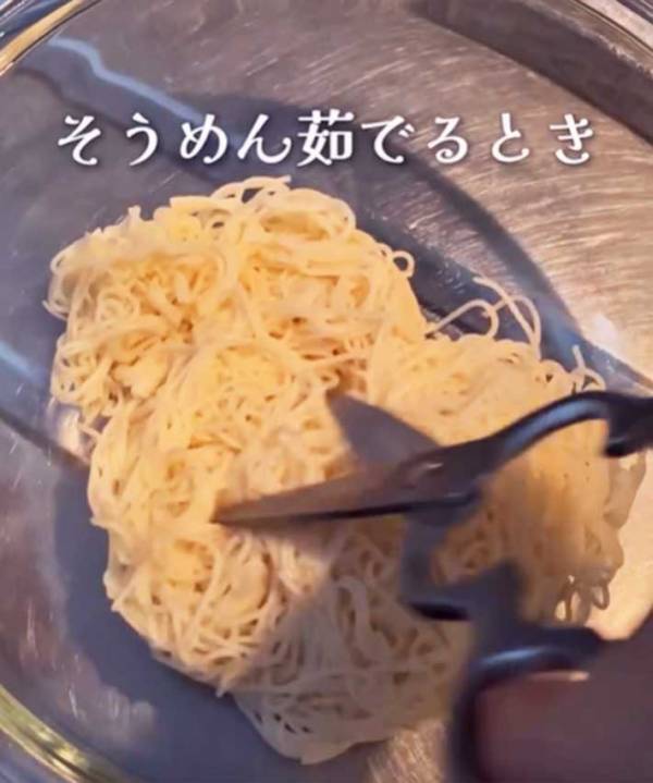この手があった！　余ったそうめんをフライパンで？「コレおいしい」「何個でもいける」