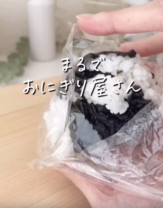 たたんで形を整えるだけ！　おにぎりの作り方に「これでいいの？」「試すしかない」