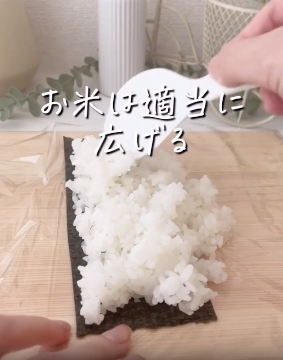 たたんで形を整えるだけ！　おにぎりの作り方に「これでいいの？」「試すしかない」
