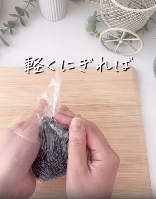 たたんで形を整えるだけ！　おにぎりの作り方に「これでいいの？」「試すしかない」