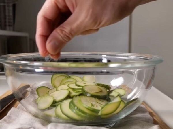 ズッキーニは焼かない！　ヨーグルトであえるだけのレシピに「想像以上」「さわやかすぎ」