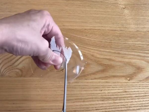 プラスチック容器をドーナツ型に切ると？　排水口掃除の裏技に「早速試す」「これは楽」
