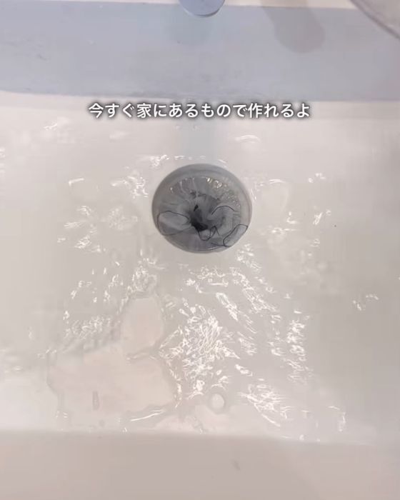 プラスチック容器をドーナツ型に切ると？　排水口掃除の裏技に「早速試す」「これは楽」