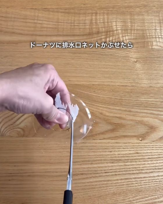 プラスチック容器をドーナツ型に切ると？　排水口掃除の裏技に「早速試す」「これは楽」