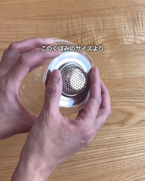 プラスチック容器をドーナツ型に切ると？　排水口掃除の裏技に「早速試す」「これは楽」