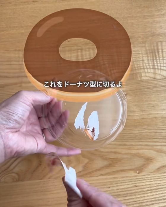 プラスチック容器をドーナツ型に切ると？　排水口掃除の裏技に「早速試す」「これは楽」