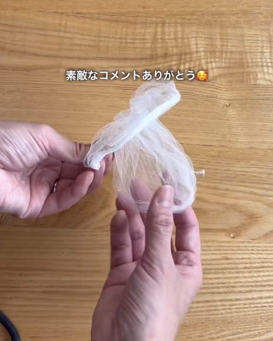 プラスチック容器をドーナツ型に切ると？　排水口掃除の裏技に「早速試す」「これは楽」