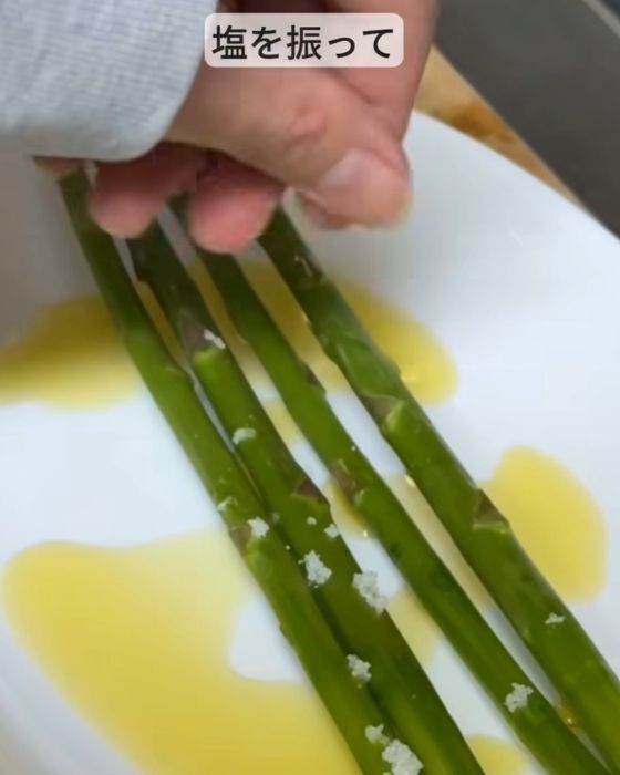 塩水に浸けるとアスパラガスが…　仕上がりに「ウソみたい」「すぐやる」