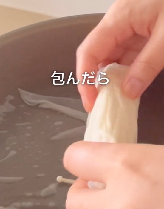 エノキを巻いて焼いたら？　食感に「まるで…」「試すしかない」