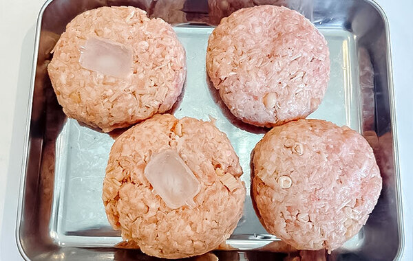 考えた人、天才すぎん？　ハンバーグに埋め込んだ『冷たいもの』とは…