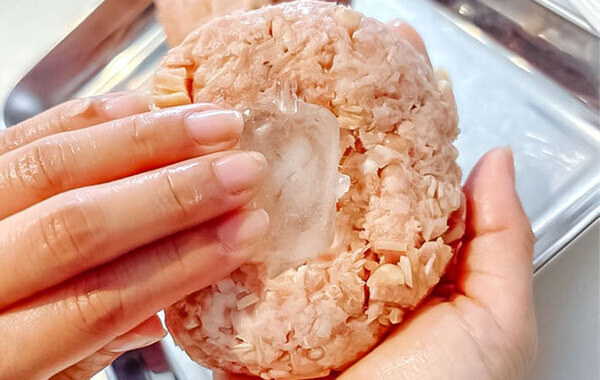 考えた人、天才すぎん？　ハンバーグに埋め込んだ『冷たいもの』とは…