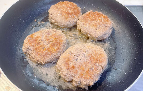 考えた人、天才すぎん？　ハンバーグに埋め込んだ『冷たいもの』とは…