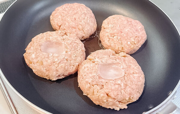 考えた人、天才すぎん？　ハンバーグに埋め込んだ『冷たいもの』とは…