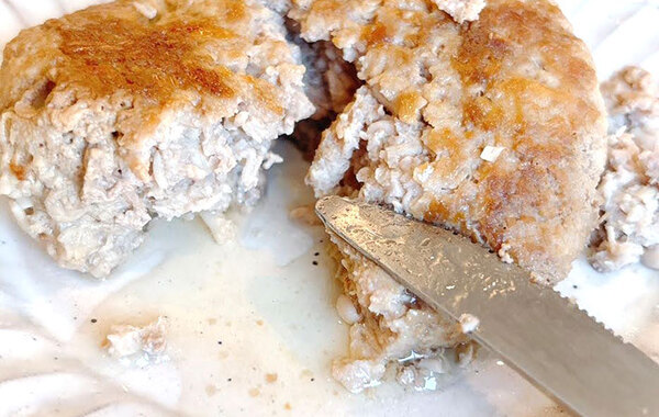 考えた人、天才すぎん？　ハンバーグに埋め込んだ『冷たいもの』とは…