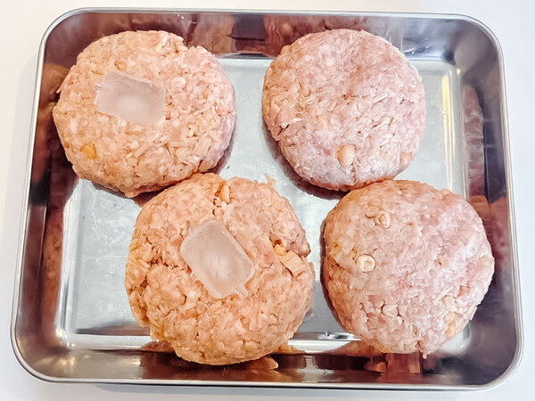 考えた人、天才すぎん？　ハンバーグに埋め込んだ『冷たいもの』とは…