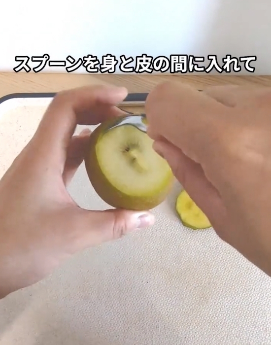 キウイの皮むきは両端を落として？　あっという間に終わる理由とは