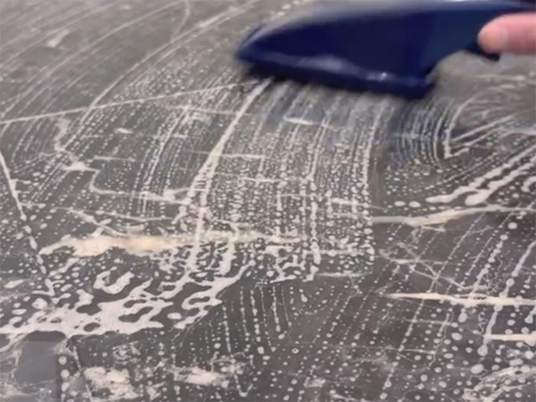 ダイソーの『エチケットブラシ』を濡らしたら…　まさかの活用術に「これは使える」「予想が付かなかった」