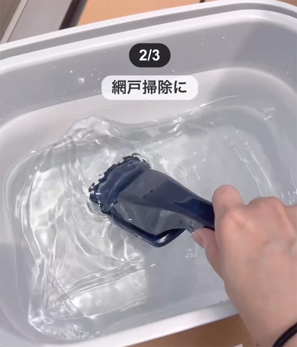 ダイソーの『エチケットブラシ』を濡らしたら…　まさかの活用術に「これは使える」「予想が付かなかった」