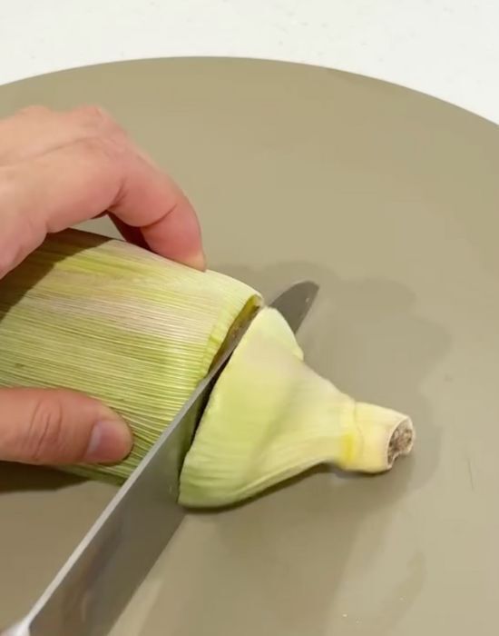 皮付きトウモロコシをレンジに入れると？　５分後の結果に「全然違う」「スッキリ」