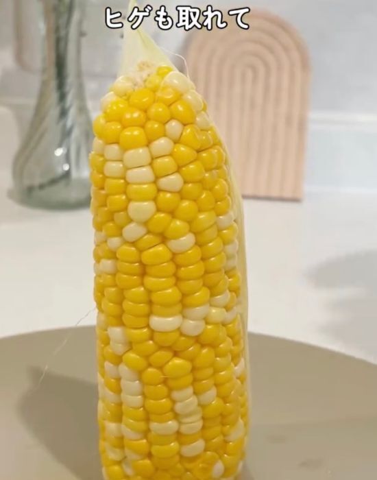 皮付きトウモロコシをレンジに入れると？　５分後の結果に「全然違う」「スッキリ」