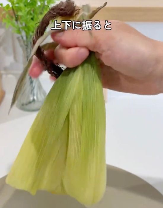 皮付きトウモロコシをレンジに入れると？　５分後の結果に「全然違う」「スッキリ」