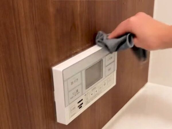 浴室のリモコンを拭くだけで？　見落としがちな汚れに「これは盲点」「やってみる」