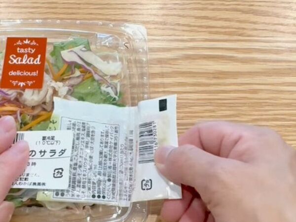 ドレッシングの袋を抜くだけで？　手を汚さない絞り出し方に「真似します」「コレは便利」