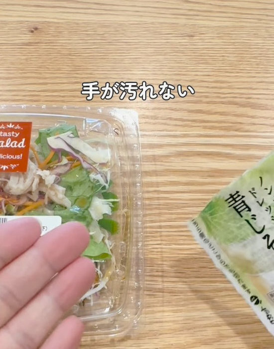 ドレッシングの袋を抜くだけで？　手を汚さない絞り出し方に「真似します」「コレは便利」
