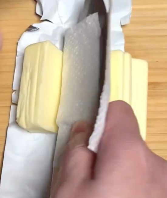 銀紙の開け閉めがストレスなら？　バター保存術に「これ便利すぎ」「毎回やる」