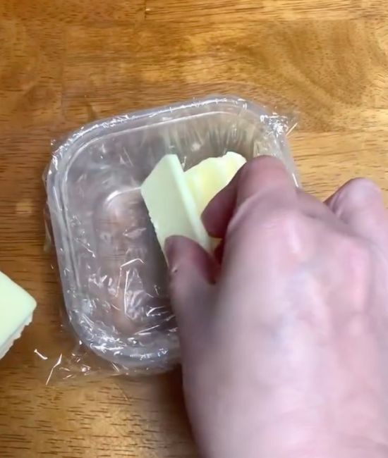 銀紙の開け閉めがストレスなら？　バター保存術に「これ便利すぎ」「毎回やる」