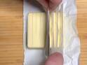 銀紙の開け閉めがストレスなら？　バター保存術に「これ便利すぎ」「毎回やる」