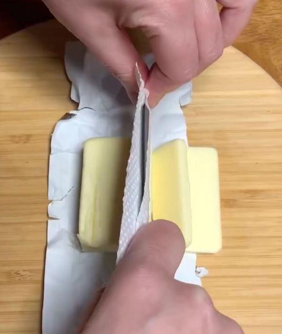 銀紙の開け閉めがストレスなら？　バター保存術に「これ便利すぎ」「毎回やる」