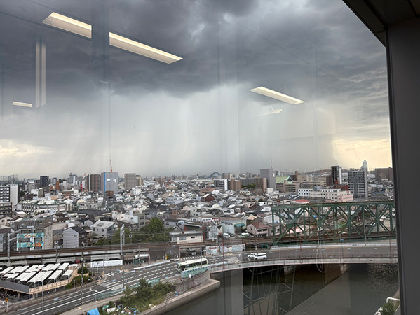 「信じられない光景」「怖すぎる」　集中豪雨をとらえた１枚に、１５万『いいね』