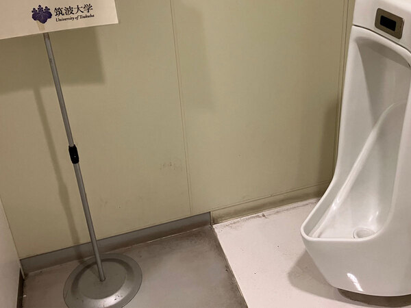 大学のトイレに入ったら…　まさかの『光景』に「声出して笑った」「ハリーポッターかな」