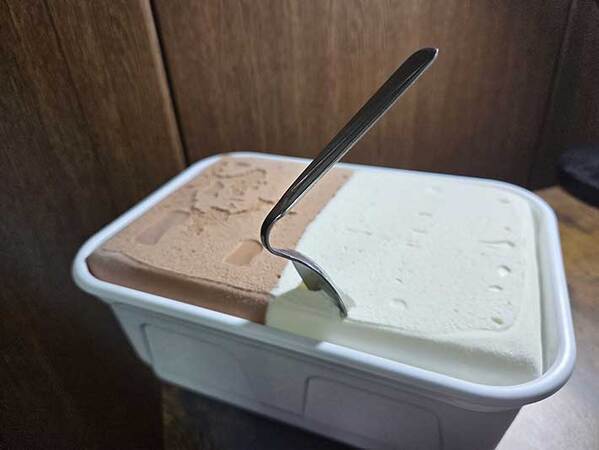 アイスを食べようとしたら…　光景に「めちゃくちゃ笑った」「超能力者も真っ青」