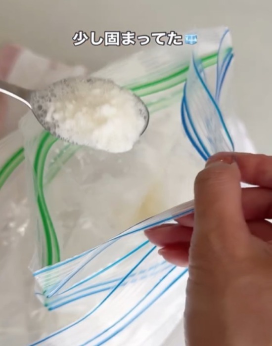 ジッパー袋に牛乳と砂糖を入れて振るだけ　１０分後に「ウソみたい」「理科の実験」