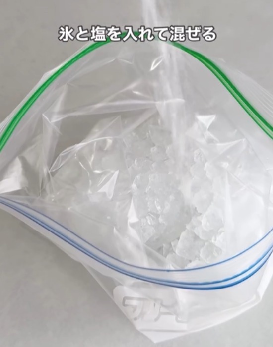 ジッパー袋に牛乳と砂糖を入れて振るだけ　１０分後に「ウソみたい」「理科の実験」