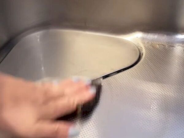 麦茶パックをシンクでこすって？　掃除テクに「万能すぎ」「やってみる」