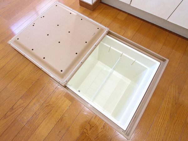 床下収納を上手に活用！　食材や日用品の効率的なしまい方に「知らなかった」